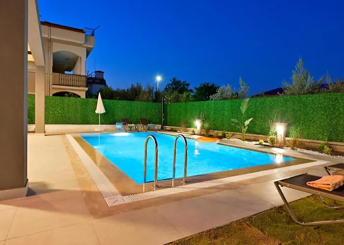 Almilalin 6 Bedroom For Rent In 빌라 올루데니스