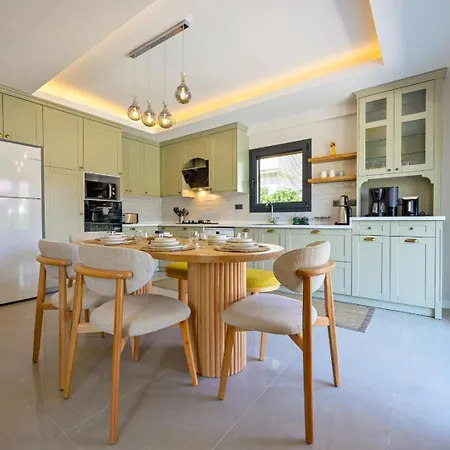 别墅 Almilalin 6 Bedroom For Rent In 厄吕代尼兹